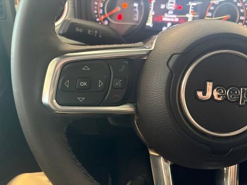 Used 2025 Jeep Wrangler Unlimited Sahara AWD/4WD image 24