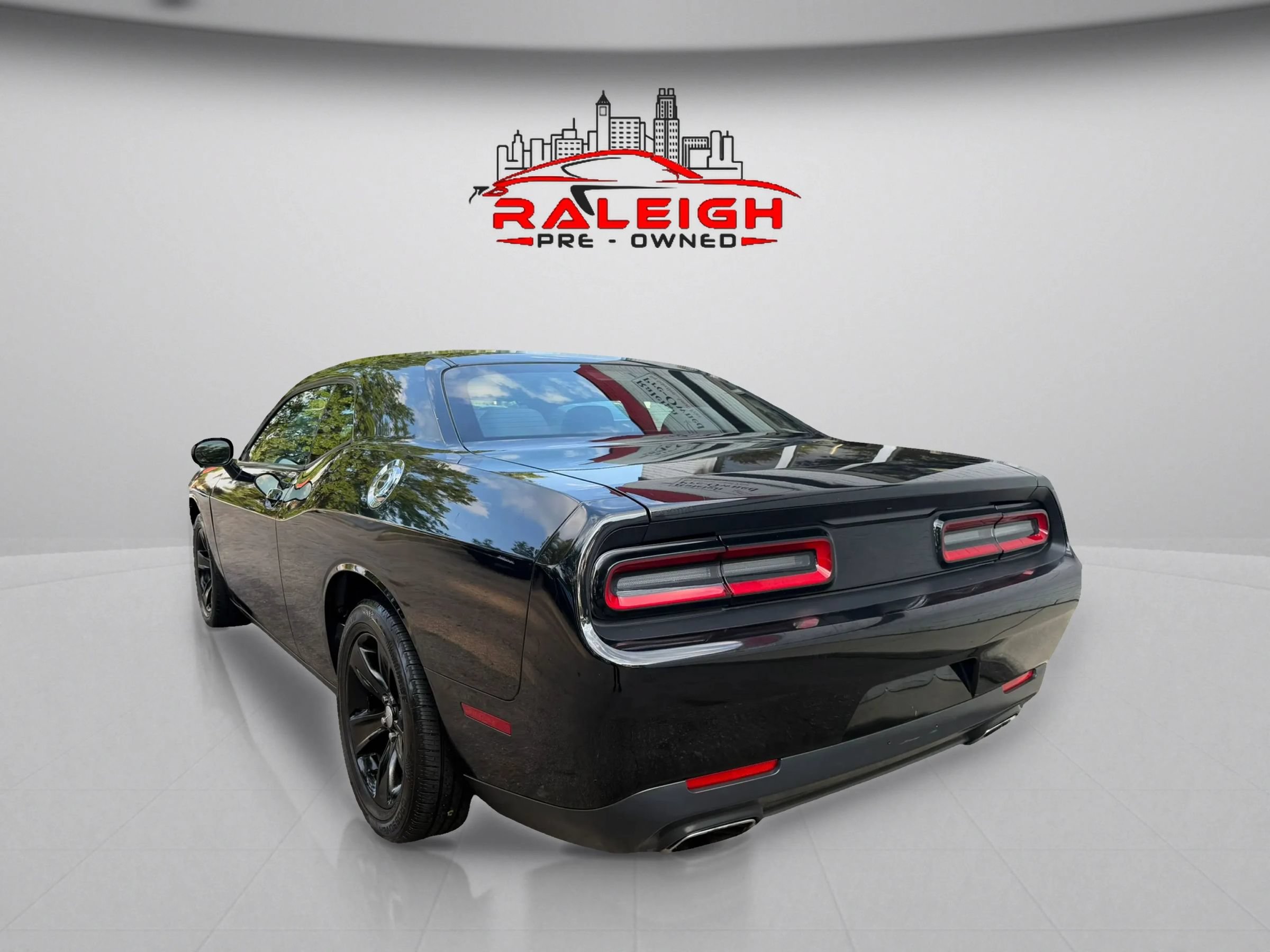 Used 2016 Dodge Challenger SXT RWD image 7