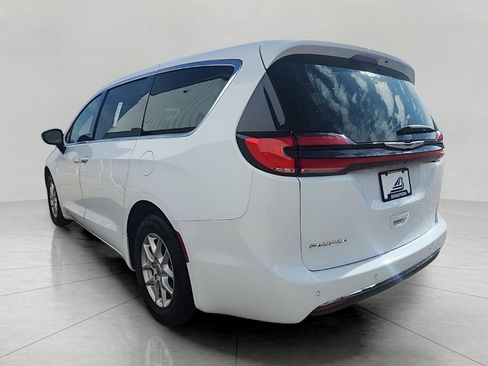 Used 2024 Chrysler Pacifica Touring-L FWD image 9