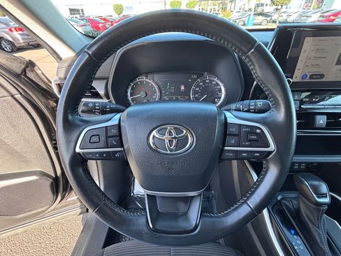 Used 2024 Toyota Highlander LE FWD image 23
