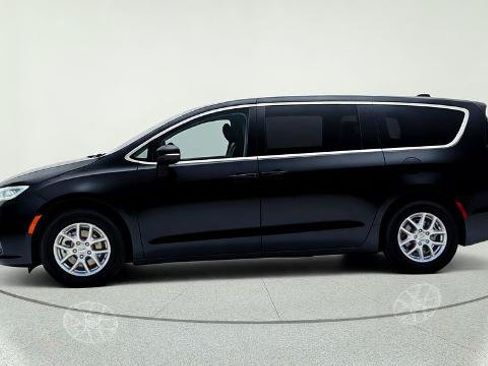 Used 2023 Chrysler Pacifica Touring-L FWD image 4