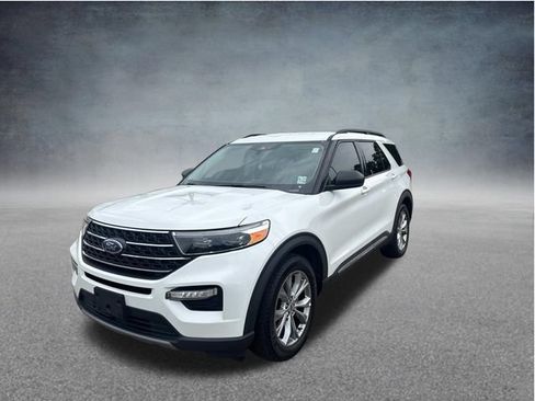Used 2023 Ford Explorer XLT w/ Equipment Group 202A RWD image 3