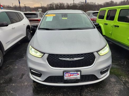 Used 2024 Chrysler Pacifica Touring-L image 2