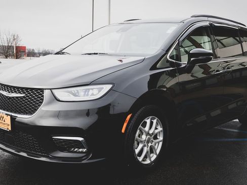 Used 2022 Chrysler Pacifica Touring-L image 7