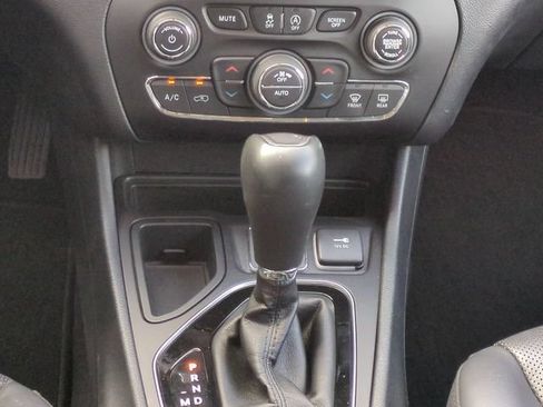 Used 2019 Jeep Cherokee Limited FWD image 19