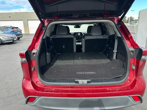 Used 2021 Toyota Highlander XLE AWD/4WD image 5
