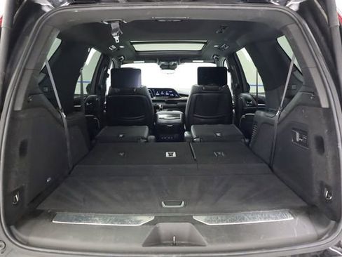 Used 2021 Cadillac Escalade Premium Luxury AWD/4WD image 38
