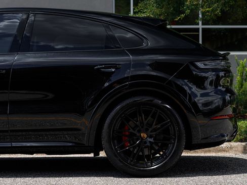 Used 2025 Porsche Cayenne GTS AWD/4WD image 21
