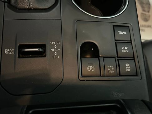 Used 2023 Toyota Highlander XLE image 16