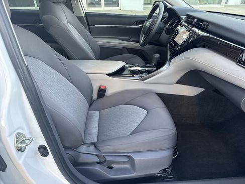 Used 2020 Toyota Camry LE image 29