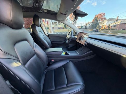 Used 2022 Tesla Model Y Performance image 10