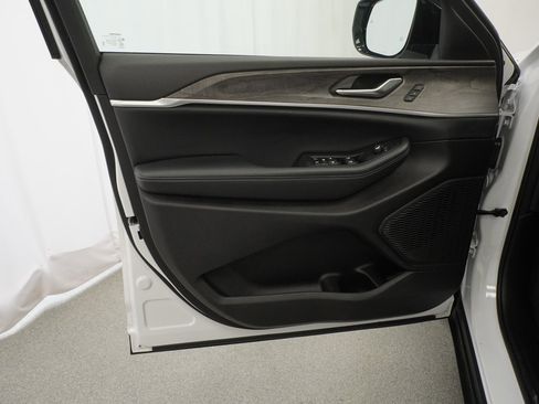 Certified 2024 Jeep Grand Cherokee Limited image 39