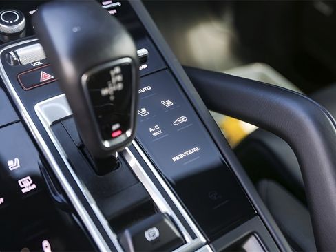 Used 2022 Porsche Cayenne Platinum Edition image 23