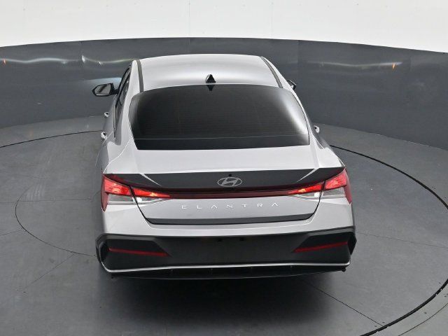 Used 2025 Hyundai Elantra SE FWD image 26
