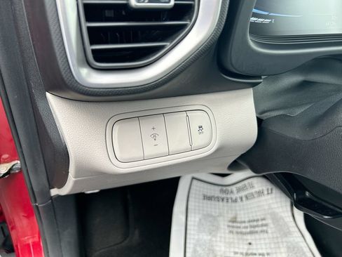 Used 2023 Hyundai Venue SEL FWD image 22