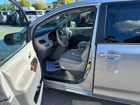 Used 2013 Toyota Sienna XLE image 14