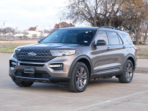 Used 2021 Ford Explorer XLT w/ Equipment Group 202A image 6