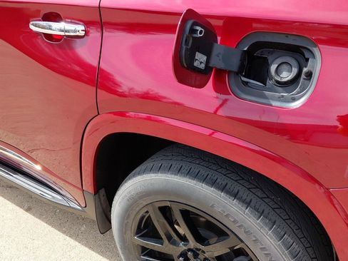 Used 2022 Chevrolet Traverse High Country image 25