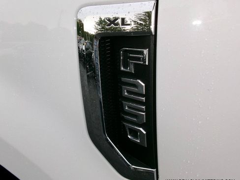 Used 2017 Ford F250 XL w/ Power Equipment Group AWD/4WD image 5