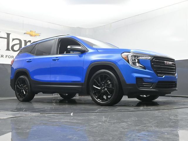 Used 2024 GMC Terrain SLE w/ Driver Convenience Package FWD image 2