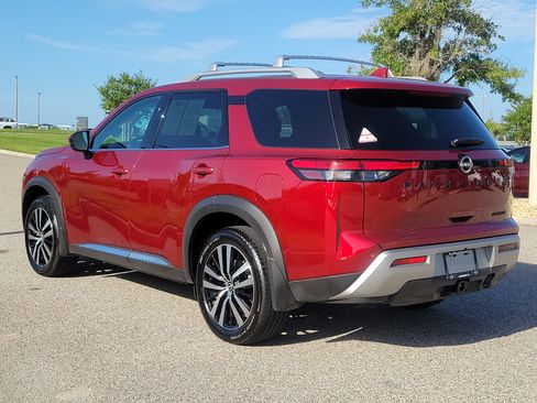Certified 2025 Nissan Pathfinder Platinum w/ Black Appearance Package FWD image 7