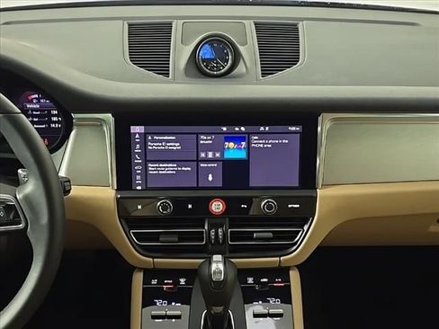 Certified 2025 Porsche Macan image 19