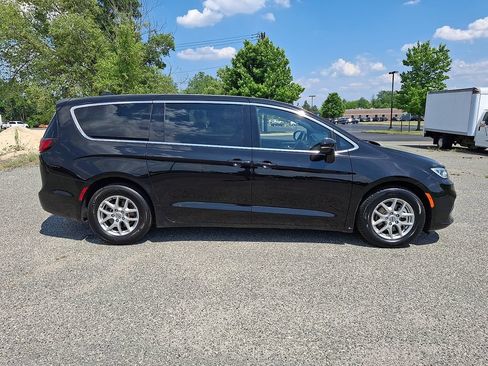 Used 2025 Chrysler Pacifica Select FWD image 13