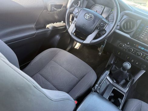 Used 2016 Toyota Tacoma TRD Off-Road w/ Premium & Technology Package image 15