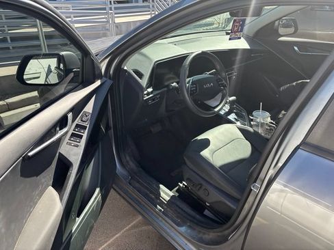 Certified 2024 Kia Niro EX FWD image 3
