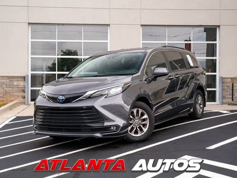 Used 2025 Toyota Sienna XLE FWD image 1