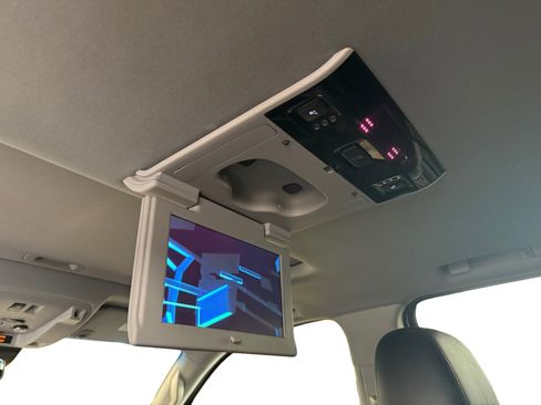 Used 2019 Cadillac Escalade ESV Premium Luxury image 11