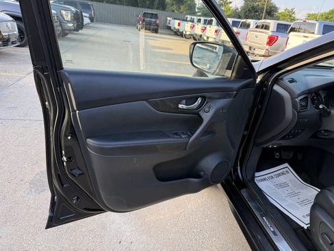 Used 2017 Nissan Rogue SL w/ SL Premium Package FWD image 8