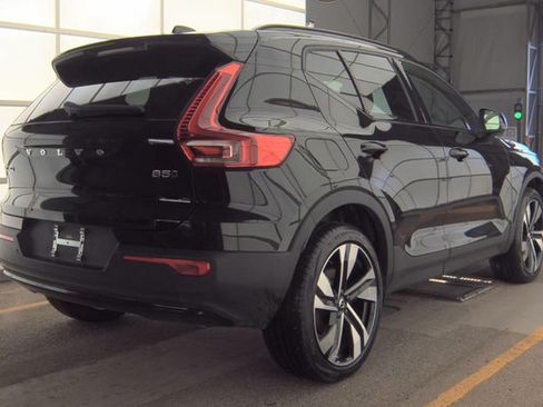 Used 2025 Volvo XC40 B5 Plus AWD/4WD image 3