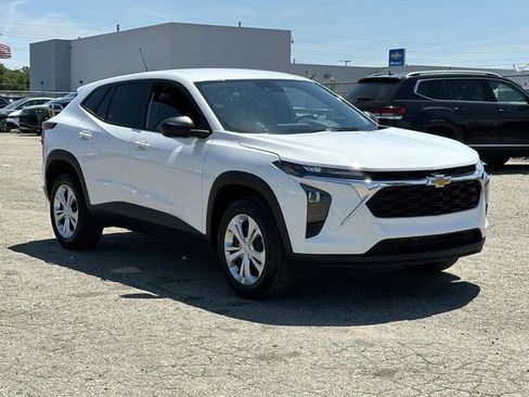 Certified 2024 Chevrolet Trax LS w/ Driver Confidence Package FWD image 9