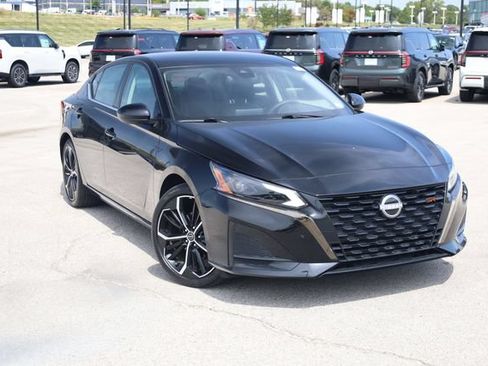 Used 2025 Nissan Altima 2.5 SR FWD image 2