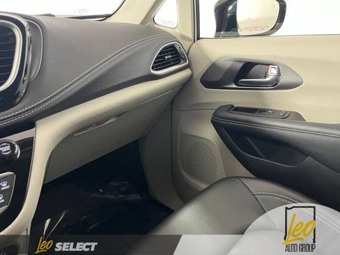 Used 2024 Chrysler Pacifica Touring-L AWD/4WD image 27