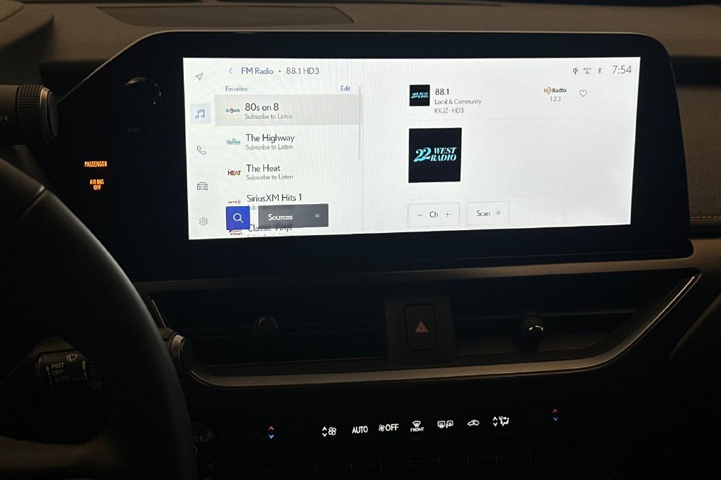 Used 2025 Lexus UX 300h FWD w/ Accessory Package (Z2) image 18