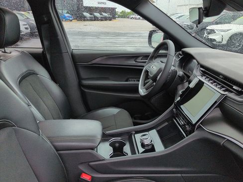 Used 2025 Jeep Grand Cherokee Altitude AWD/4WD image 7