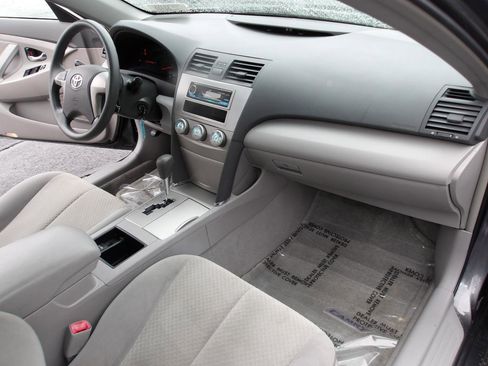 Used 2009 Toyota Camry LE FWD image 12