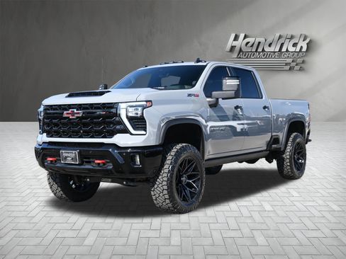 Used 2025 Chevrolet Silverado 2500 ZR2 w/ Technology Package image 6