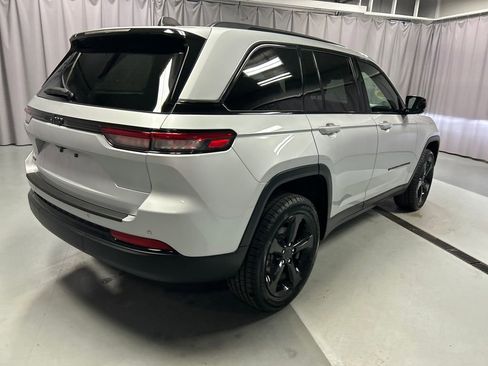 Used 2024 Jeep Grand Cherokee Altitude image 7