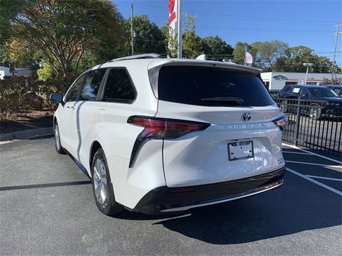 Certified 2023 Toyota Sienna Limited image 6