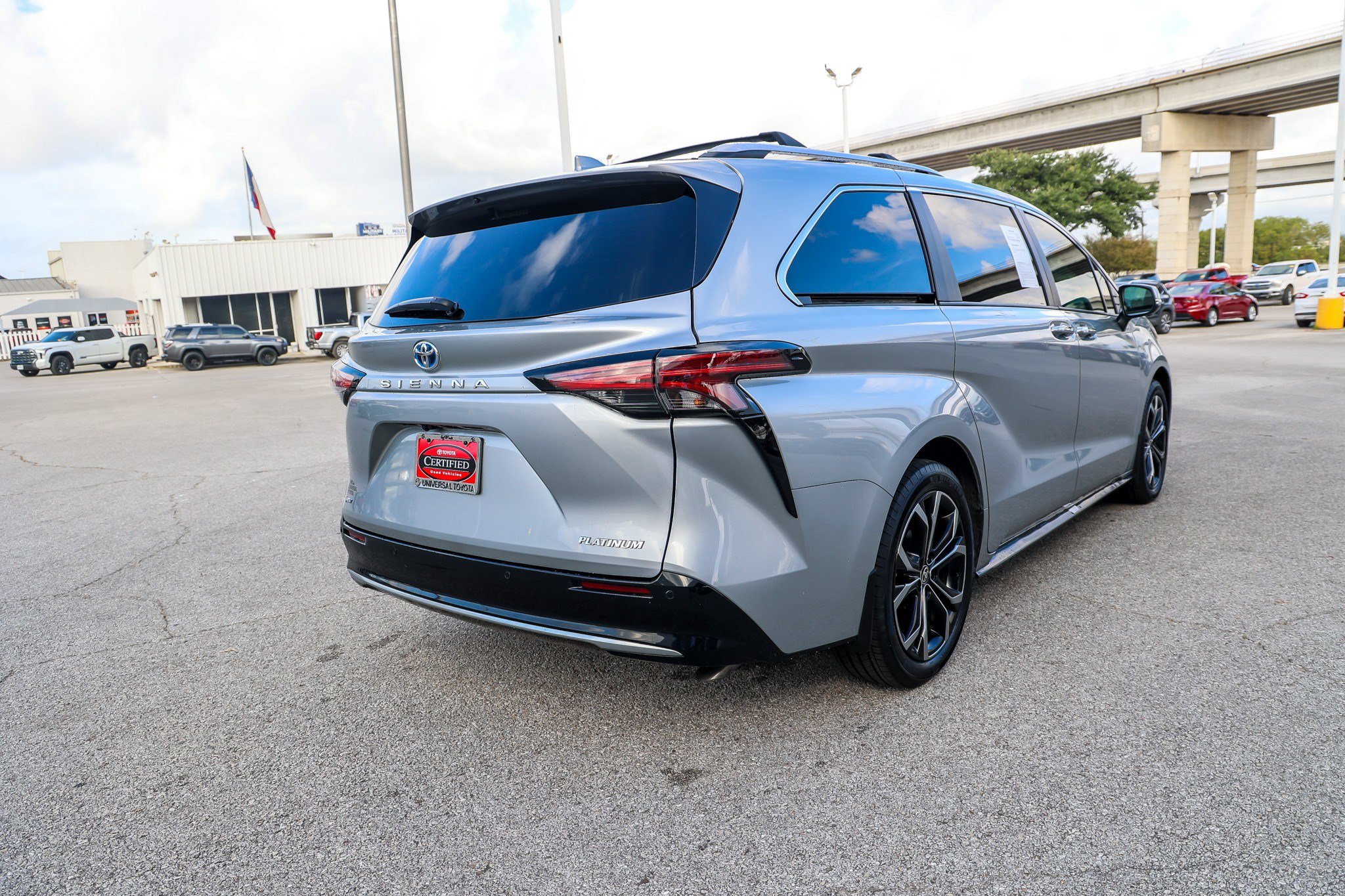 Certified 2025 Toyota Sienna Platinum FWD image 7