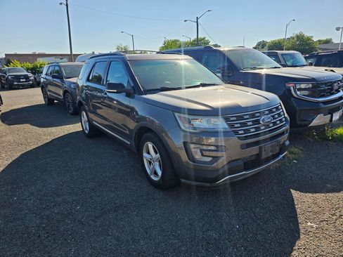 Used 2016 Ford Explorer XLT w/ Equipment Group 202A AWD/4WD image 3