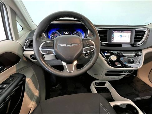 Used 2023 Chrysler Voyager LX FWD image 6