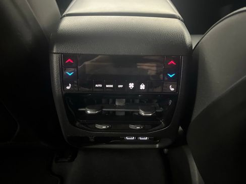 Used 2022 Jeep Grand Cherokee Overland w/ Luxury Tech Group IV AWD/4WD image 30