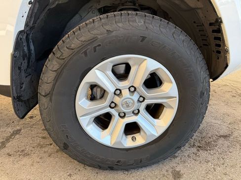 Used 2017 Toyota 4Runner SR5 Premium image 4