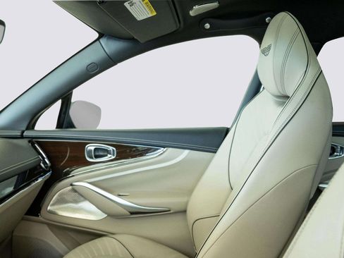 Used 2025 Aston Martin DBX 707 image 12