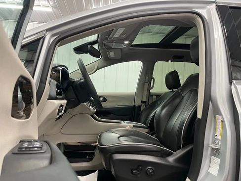 Used 2024 Chrysler Pacifica Limited image 18