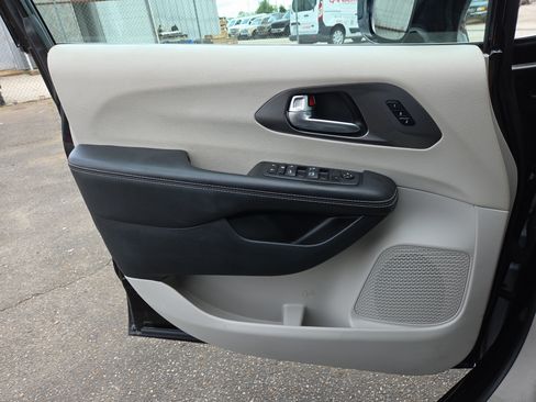 Used 2024 Chrysler Pacifica Touring-L FWD image 20
